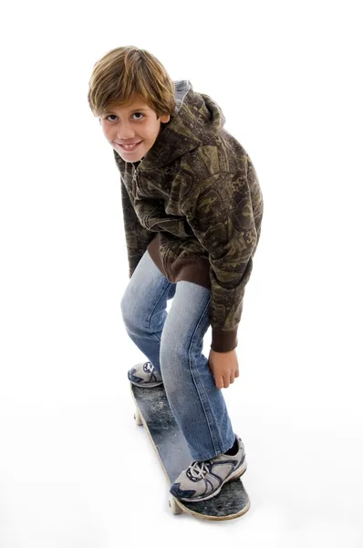 Posizione laterale del ragazzo che cavalca lo skateboard — Foto Stock
