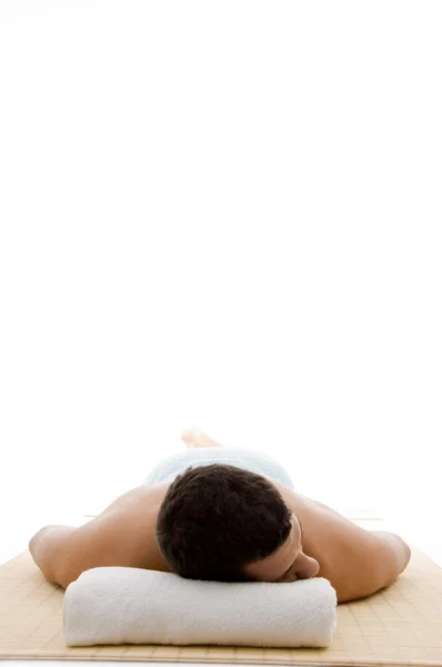 Entspannter junger Mann ruht sich im Tagesbad aus — Stockfoto