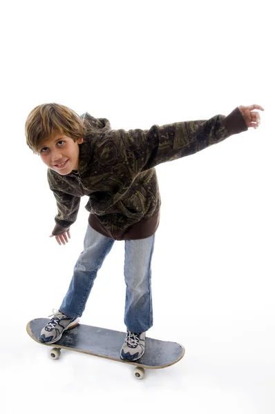 Вид спереду хлопчика на скейтборд — стокове фото