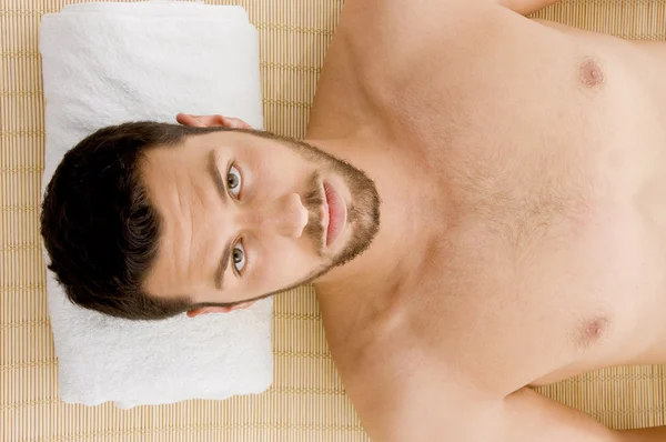 Jeune homme relaxant au spa — Photo