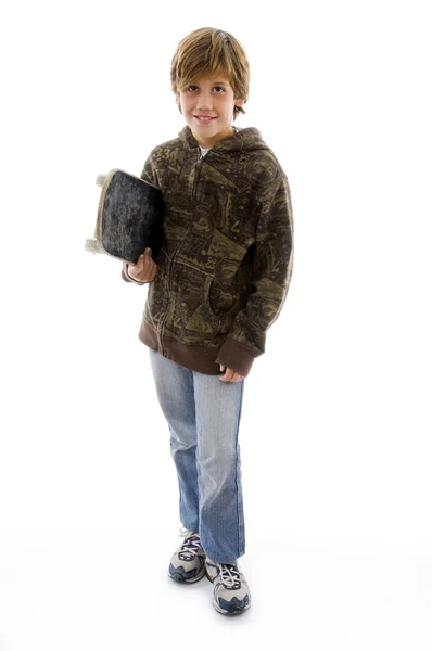 Усміхнений хлопчик зі скейтбордом — стокове фото