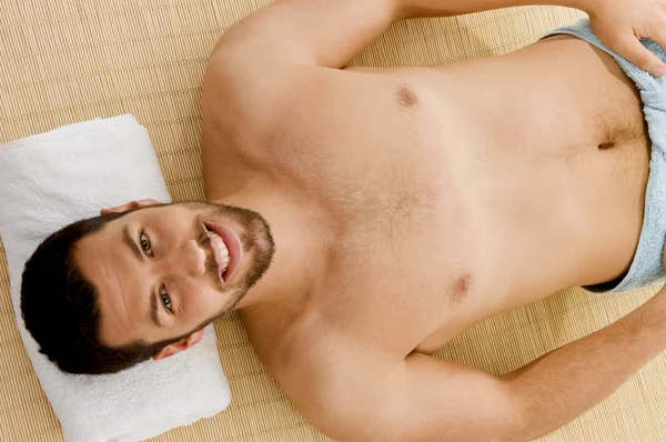 Sorrindo macho no spa, relaxante — Fotografia de Stock