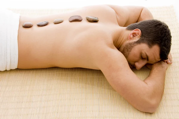 Άνθρωπος ξαπλωμένος στο χαλί στο spa — Φωτογραφία Αρχείου
