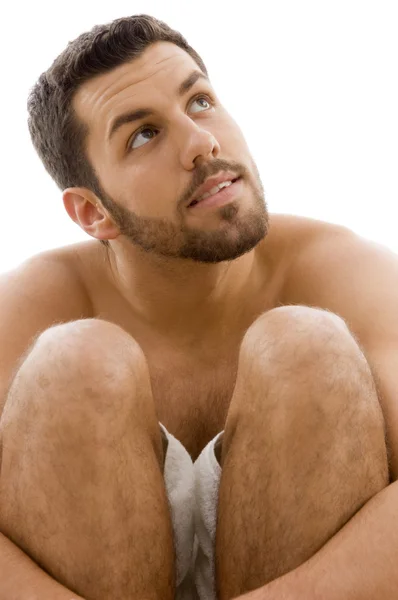 Jonge man in handdoek op zoek sidewways — Stockfoto