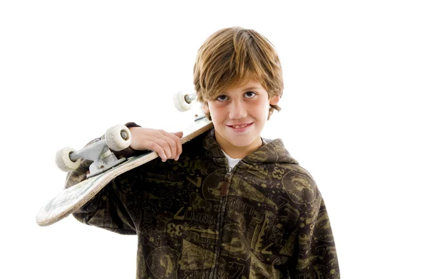 Portret van lachende jongen met skateboard — Stockfoto