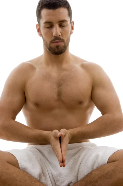 Без сорочки людина практикує йогу — стокове фото