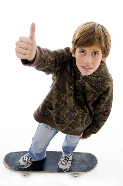 Bovenaanzicht van jongen rijden skateboard — Stockfoto
