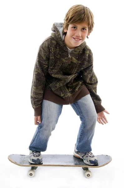 Дитина стоїть на скейтборді — стокове фото