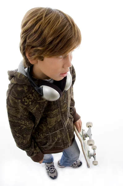 Niño con monopatín y auriculares — Foto de Stock
