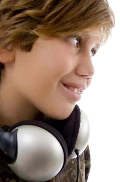 Nahaufnahme eines lächelnden Jungen mit Kopfhörer — Stockfoto