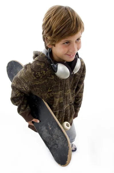 Garçon souriant tenant skateboard — Photo