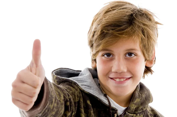 Vista frontal do garoto animador com os polegares para cima — Fotografia de Stock