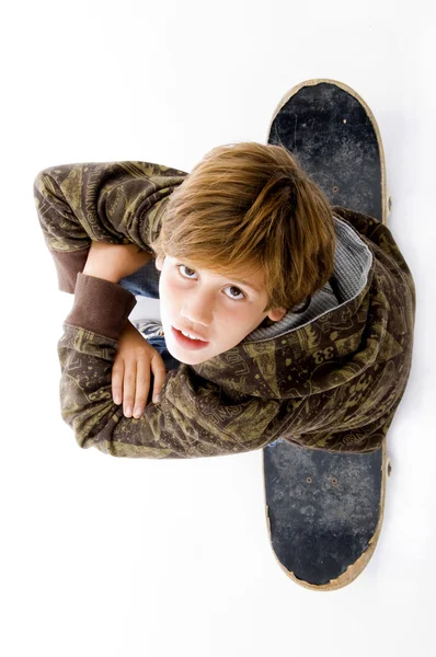 Ariel άποψη του αγόρι κάθεται για skateboard — Φωτογραφία Αρχείου