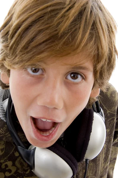 Close-up van geschokt jongen met hoofdtelefoons — Stockfoto
