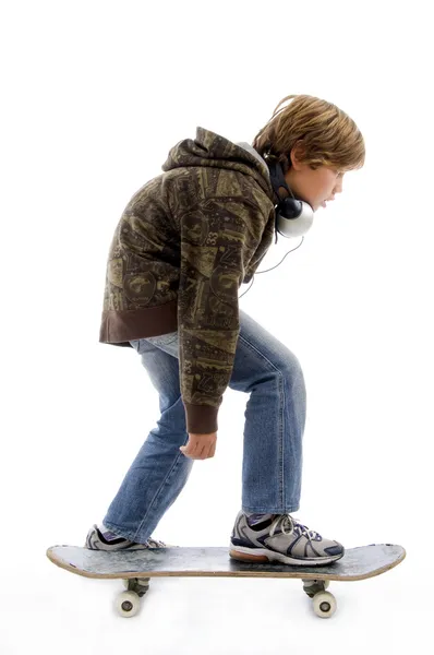 Malý kluk na koni skateboard — Stock fotografie