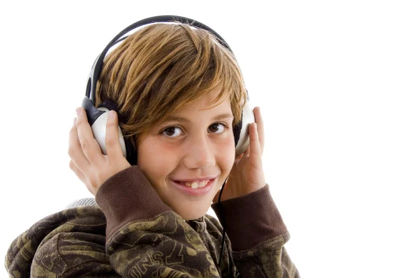 Retrato de niño sonriente disfrutando de la música — Foto de Stock
