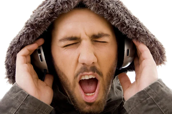 Fechar o macho ouvindo música — Fotografia de Stock