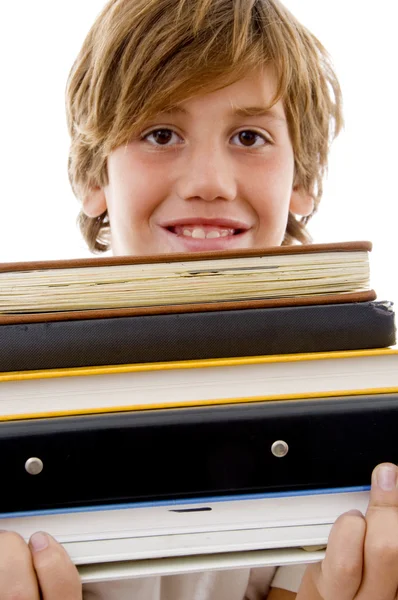 Вид улыбающегося мальчика, держащего в руках книги — стоковое фото