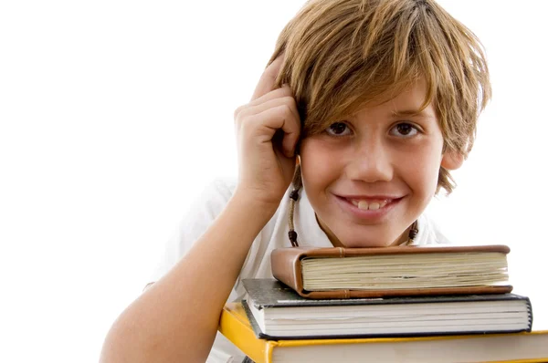 Porträtt av leende pojke med böcker — Stockfoto