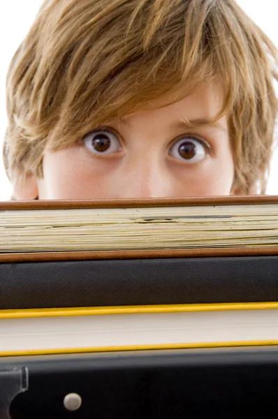 Visão de nível de olho de menino com livros — Fotografia de Stock