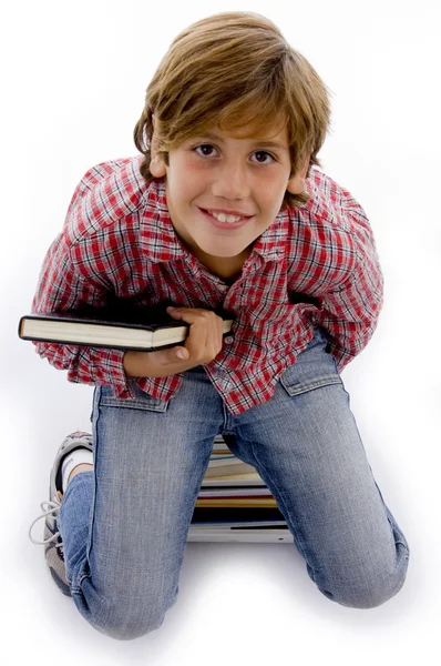 Ariel άποψη του μικρό αγόρι, κρατώντας τα βιβλία — Φωτογραφία Αρχείου