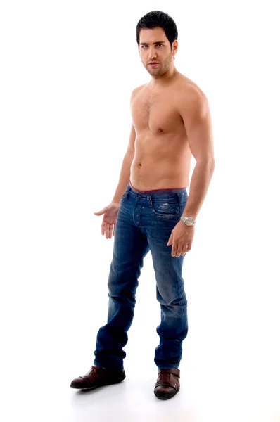 Стоячий м'язистий без сорочки чоловік — стокове фото