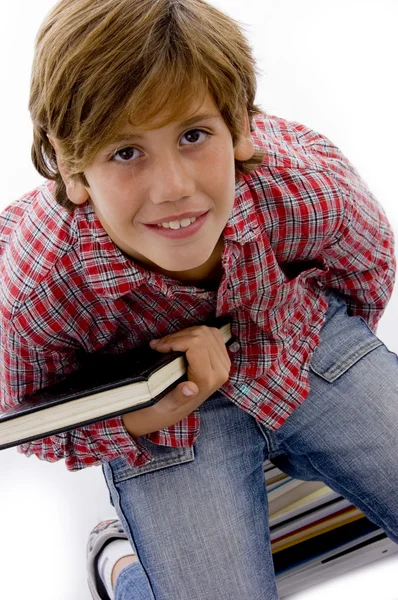 Вид Ариэля на маленького мальчика, держащего в руках книги — стоковое фото