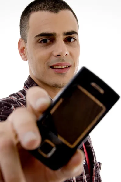 Человек показывает мобильный телефон в камеру — стоковое фото
