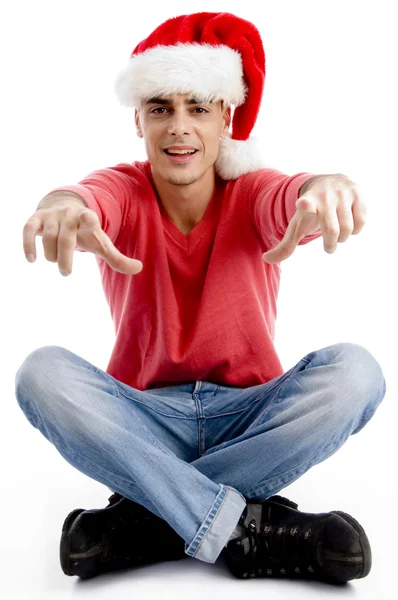 Noel Baba şapkası kameraya gösteren erkek — Stok fotoğraf