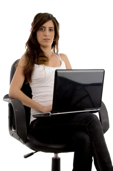 工作女性与椅子上的笔记本电脑 — 图库照片