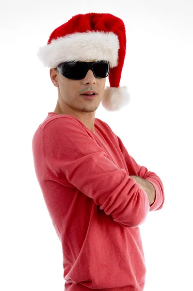 Красивый мужчина в рождественской шляпе — стоковое фото