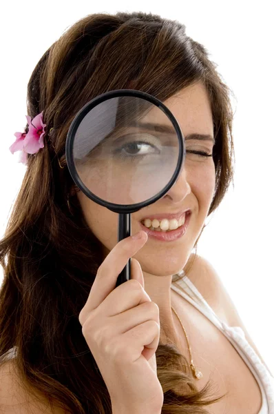 虫眼鏡を通して探している女性 — ストック写真