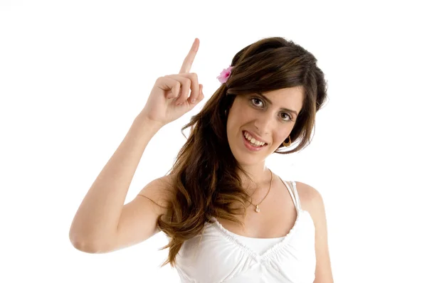 Lächelnde Frau zeigt Zeigefinger — Stockfoto