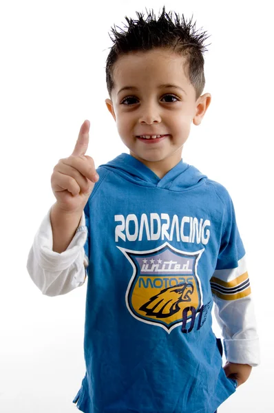 Kleine jongen tonen vinger en glimlachen — Stockfoto