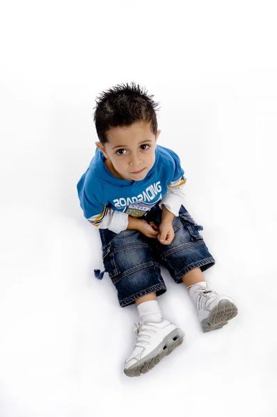 Вид Ариэля на умного мальчика, сидящего на полу — стоковое фото