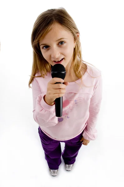 Dívka zpívající do mikrofonu — Stock fotografie
