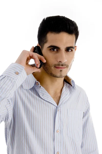 Yakışıklı adam cep telefonuyla konuşuyor — Stok fotoğraf