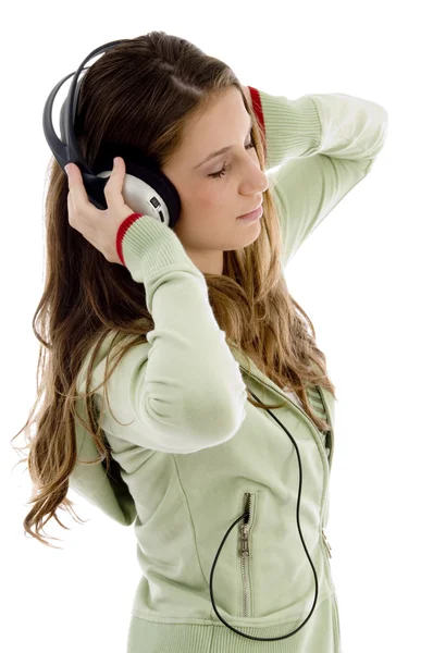 Attraktiv kvinna njuter musik — Stockfoto