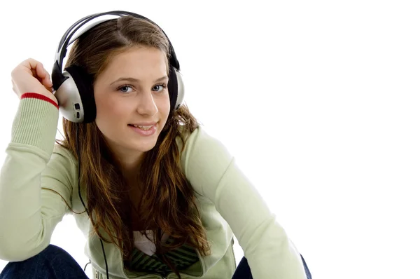 Prachtige vrouw luisteren naar muziek — Stockfoto