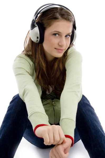 앉아있는 여성 듣는 음악 트랙 — 스톡 사진