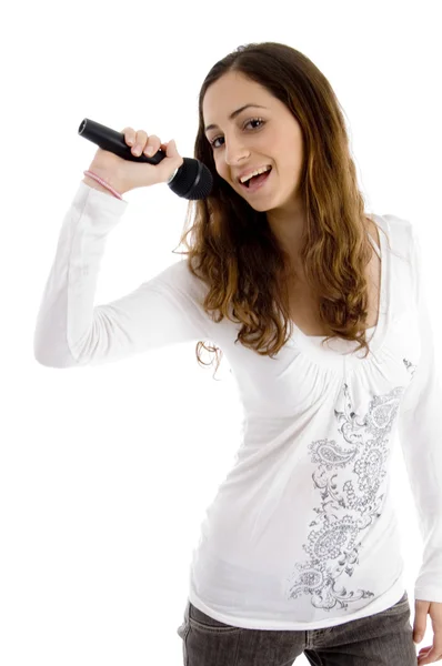 Vackra kvinnliga sångerskan med mikrofon — Stockfoto