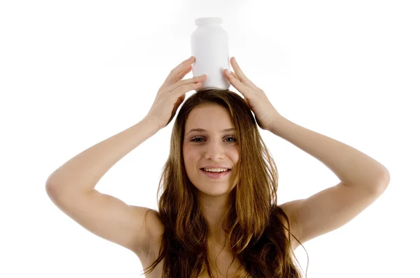 Mujer equilibrando botella de plástico en la cabeza —  Fotos de Stock