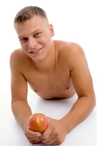 Здоровый парень держит яблоко — стоковое фото