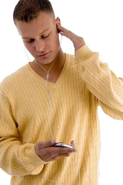 Uomo ascoltare musica attraverso ipod — Foto Stock
