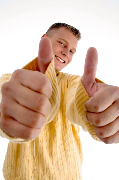 Uomo sorridente mostrando pollici in su — Foto Stock