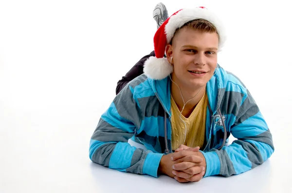 Молодежь в рождественской шляпе смотрит в камеру — стоковое фото
