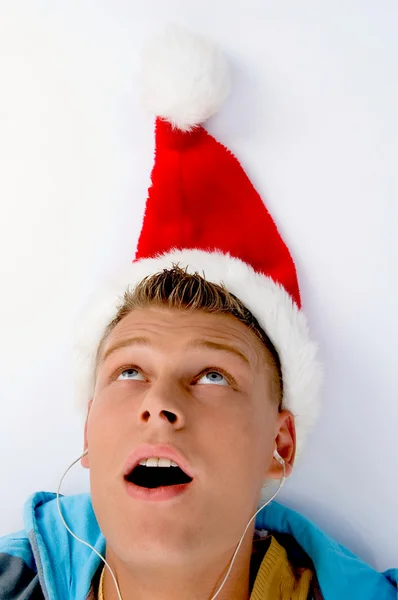 Männchen schaut auf seine Weihnachtsmütze — Stockfoto