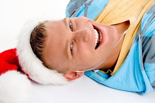 Lächelnder junger Mann mit Weihnachtsmütze — Stockfoto