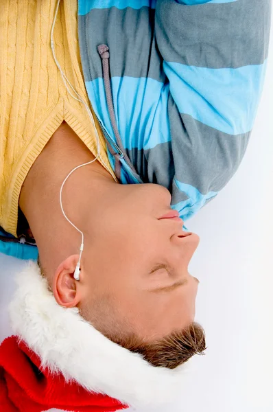 Сплячий чоловік насолоджується музикою — стокове фото