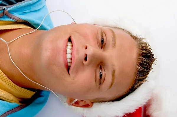 年轻小伙子躺在地上享受音乐 — 图库照片